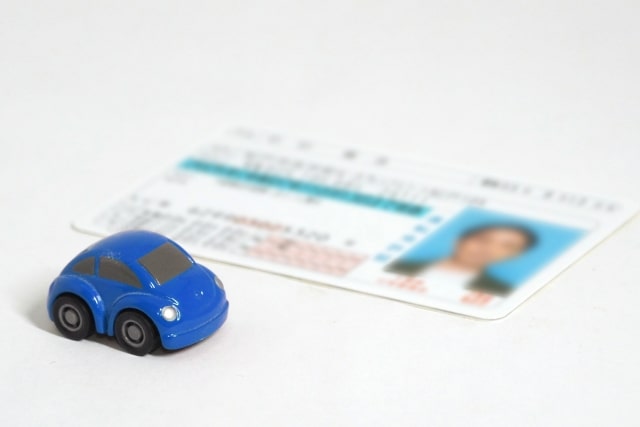 車の模型と運転免許証