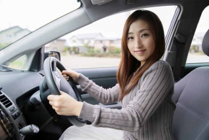 車を運転する女性