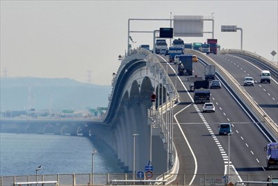 高速道路を低速で走るのは危険