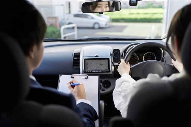 運転の教習を受ける人物